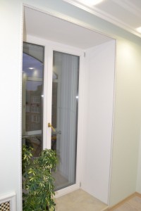Интерьерный багет при оформлении балконной двери
