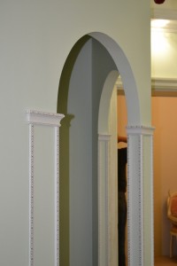 Интерьерный багет в декорации стен, имитация колонн