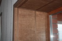Декорирование дверного проема интерьерным багетом и декоративными панелями