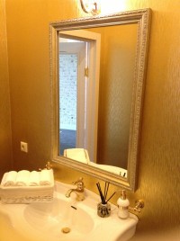 Зеркало в багете для ванной комнаты