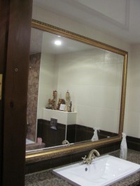 Зеркало в золотом багете для ванной комнаты