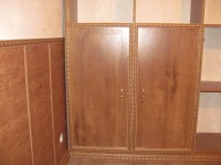 Шкаф, декорированный тонким молдингом