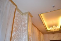 Декорирование потолка и стен интерьерным багетом