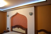 Декорирование потолка интерьерным багетом