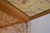 Золотой багет в декорировании потолка