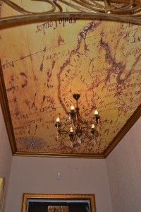 Декорирование потолка золотым багетом