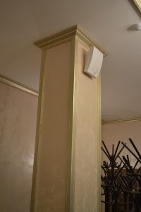 Оформление багетом потолка и колонны