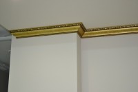 Декорирование потолка золотым интерьерным багетом