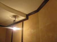 Декорирование интерьерным багетом потолка и стен