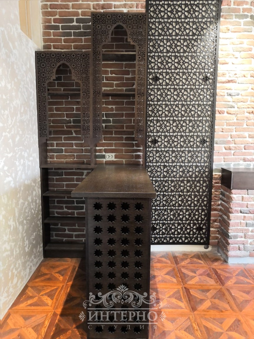 Мебель и декор: барная стойка, резной декор на стену , восточный стеллаж, столик 